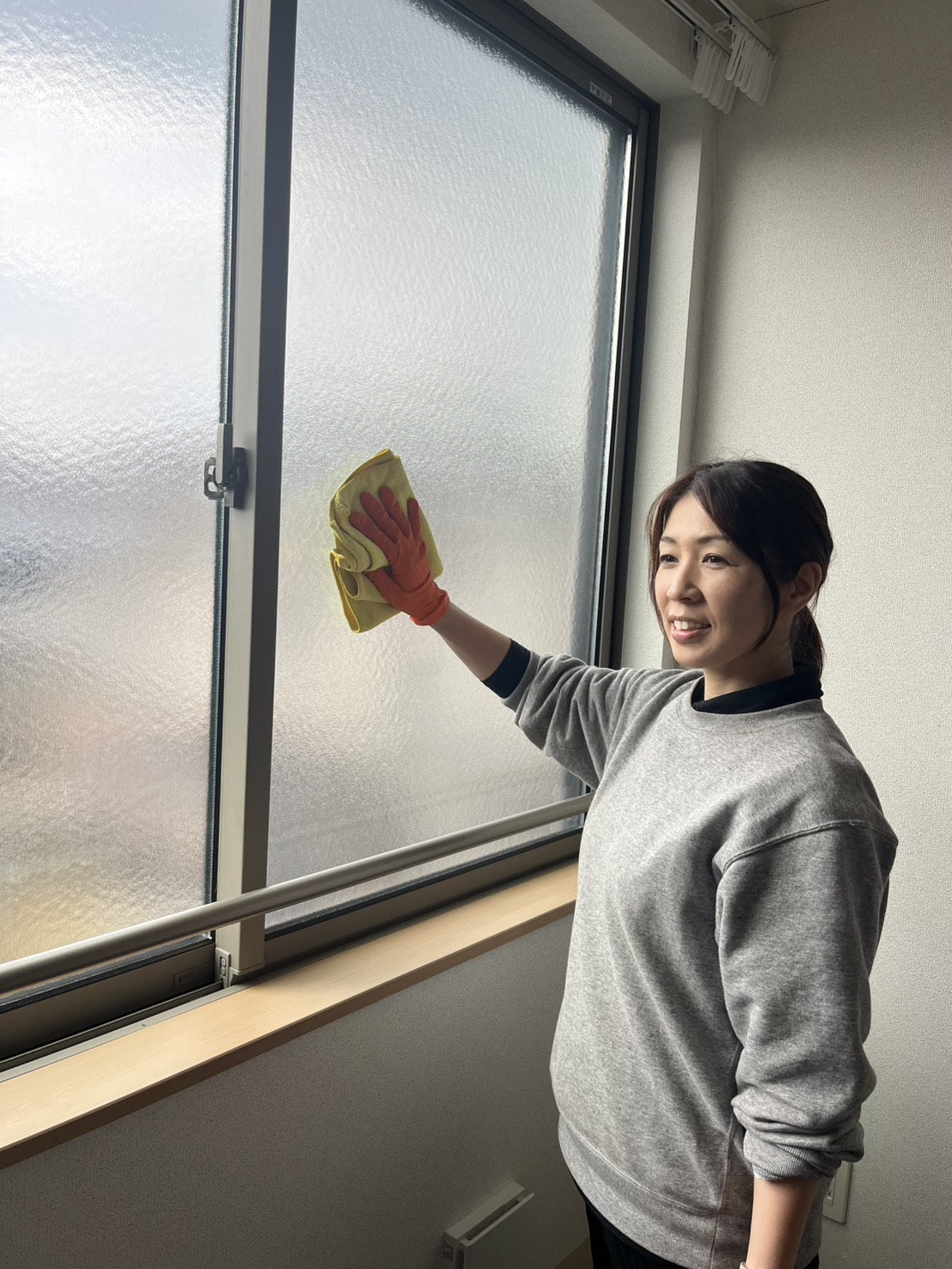 窓掃除を行うスタッフ